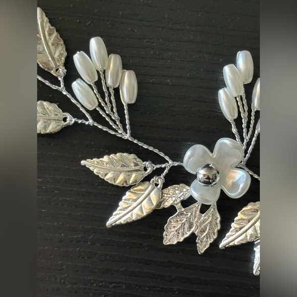 Bridal hair vine | Silver and Pearls - Picture 7 of 10